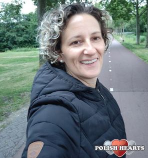 Bardzo przyjemna i wierna kobietka.
Tak mowią o mnie znajomi i rodzina. 
Hele goede vrouw met fatsoen ☺️