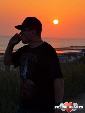 Setki kilometr&oacute;w od Ciebie, i zn&oacute;w
Jak list w butelce szukam lądu, i już
Sam nie wiem gdzie mnie prąd poniesie
Już wiem, jak tlenu potrzebuję Cię
