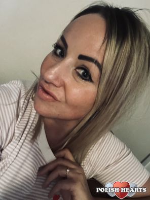 Minimalistyczny, uporządkowany i neutralny, skupiony na funkcjonalności.